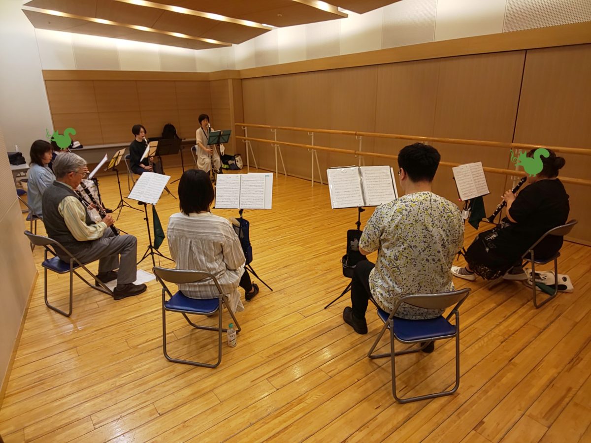 真剣に合わせに取り組む中級者アンサンブルメンバー