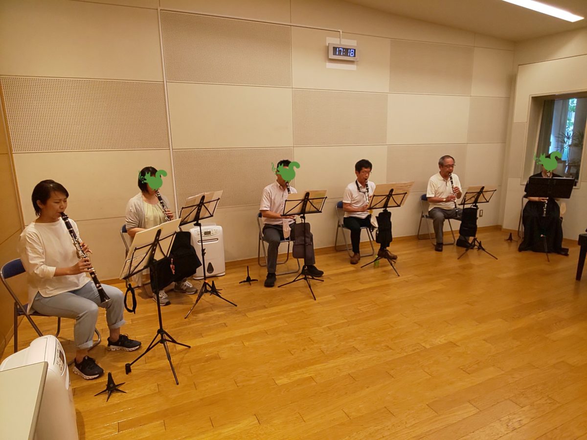 通し練習をする初級者アンサンブルメンバー