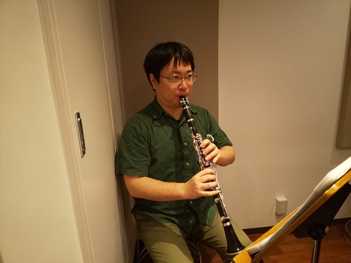 座ってロングトーンをする生徒