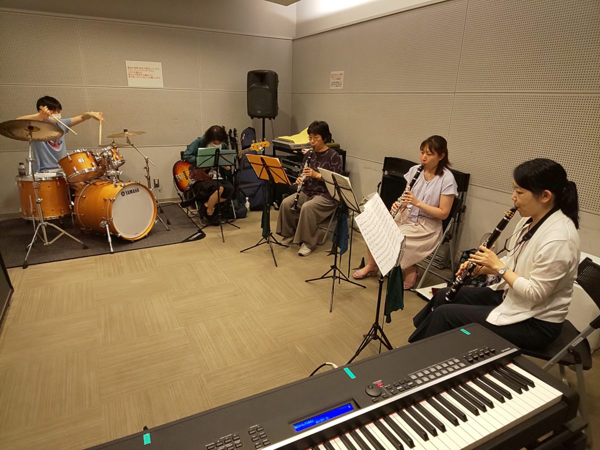 みんなでの演奏を楽しむバンドアンサンブルメンバー