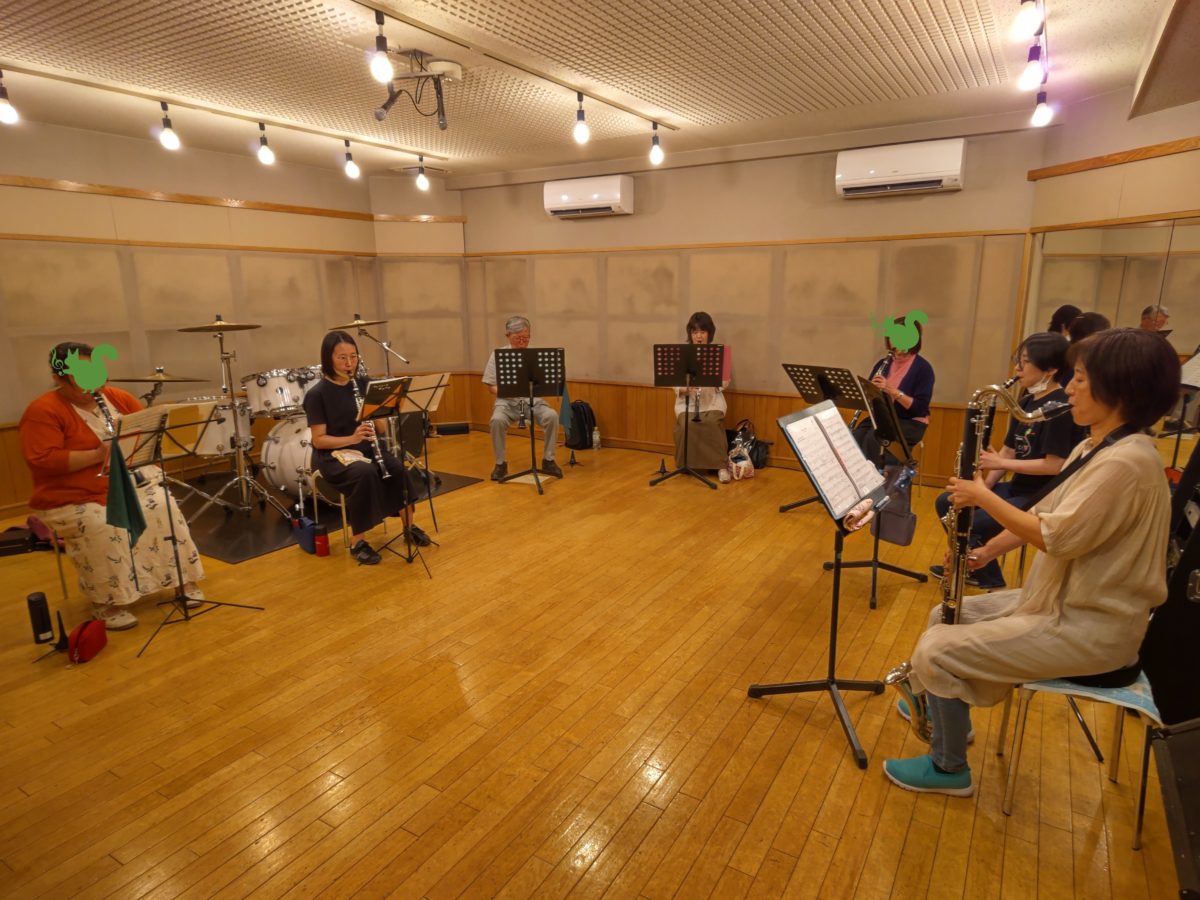 集中して合わせに取り組む中級者アンサンブルメンバー