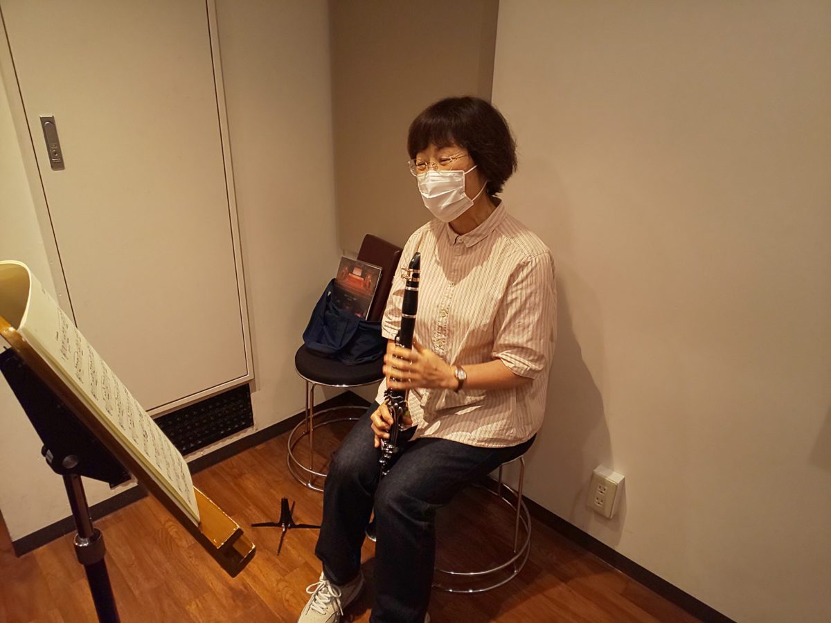 クラリネットを持って笑顔で話す生徒