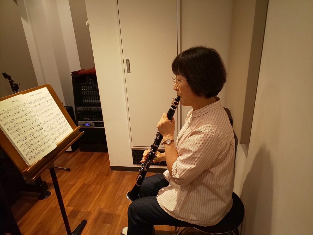 座って音の出を確認する生徒
