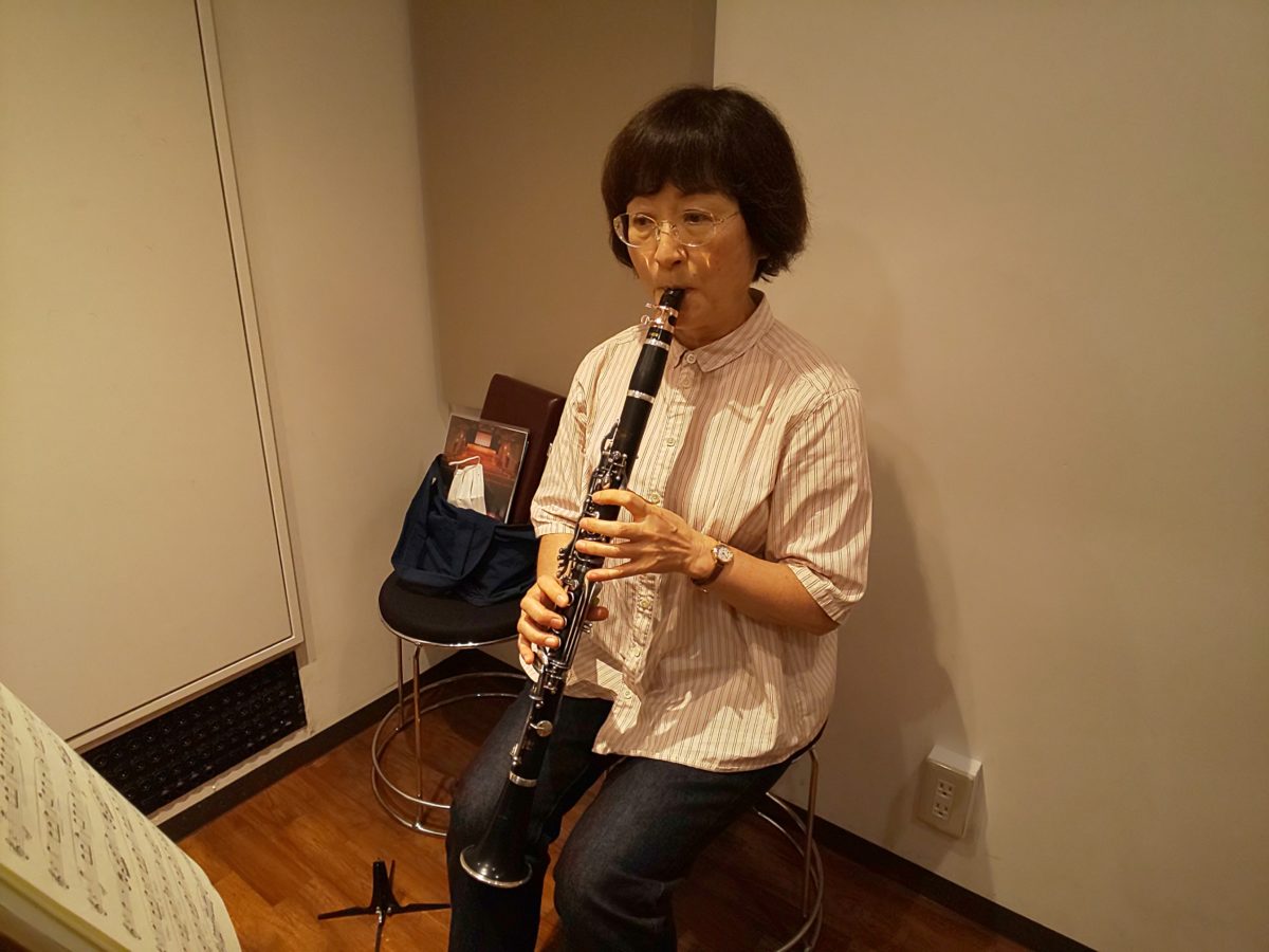 座って演奏をする生徒