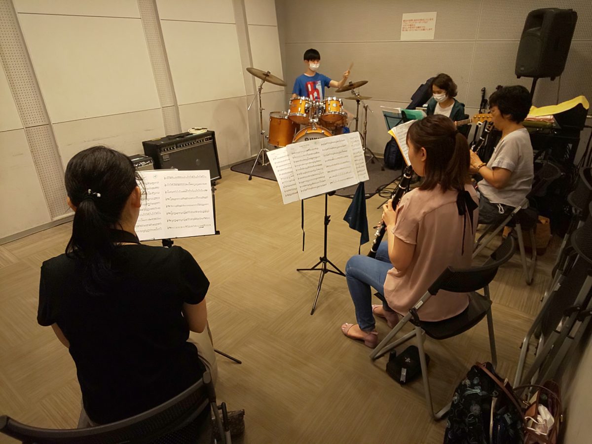元気いっぱいに演奏するバンドアンサンブルメンバー