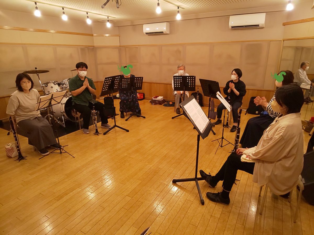 新曲のパート割りを相談する中級者アンサンブルメンバー