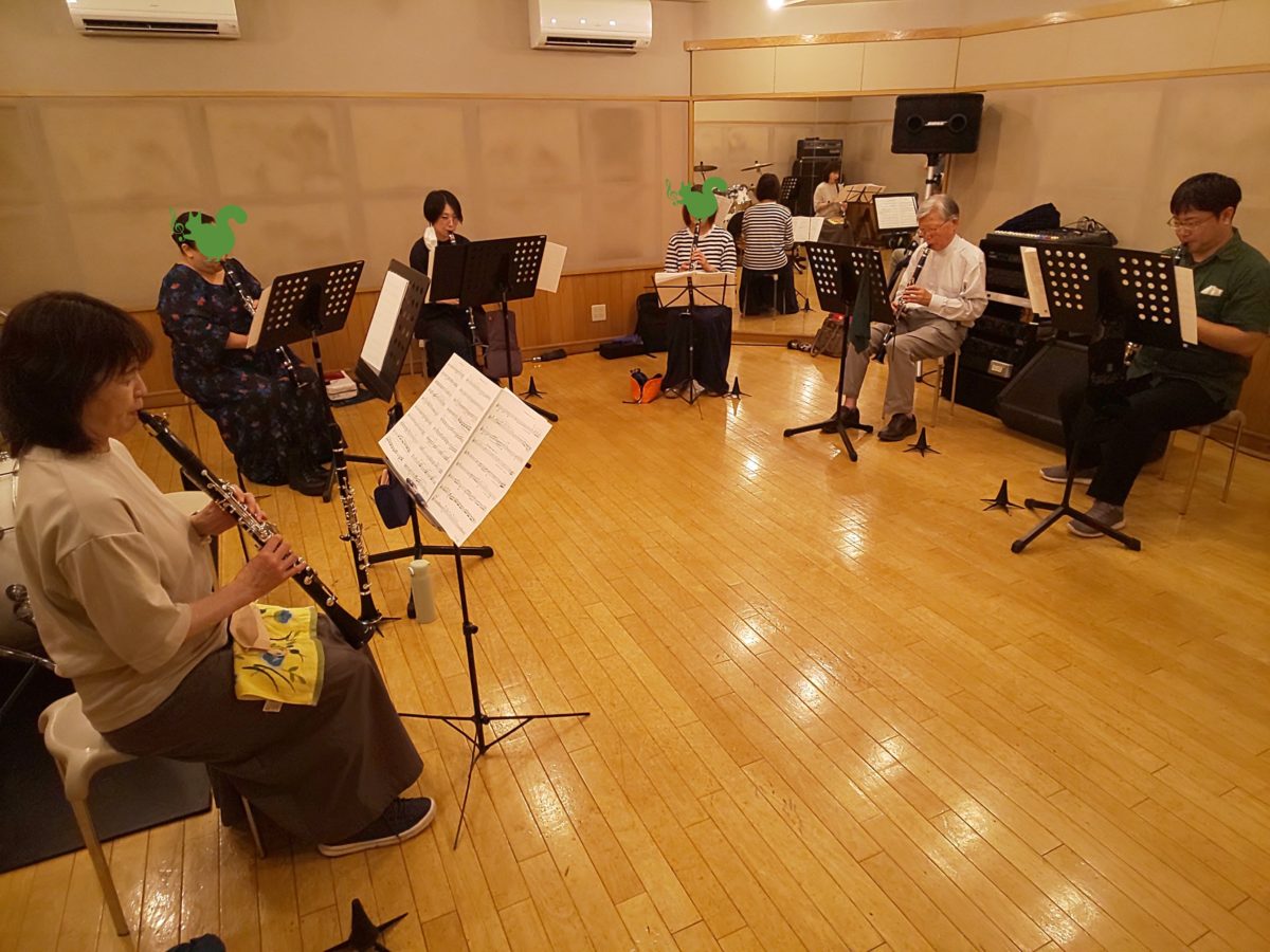 通して新曲を演奏する中級者アンサンブルメンバー