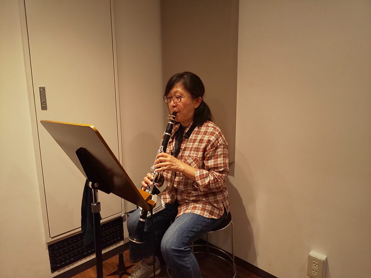 レッスンで座って演奏する生徒
