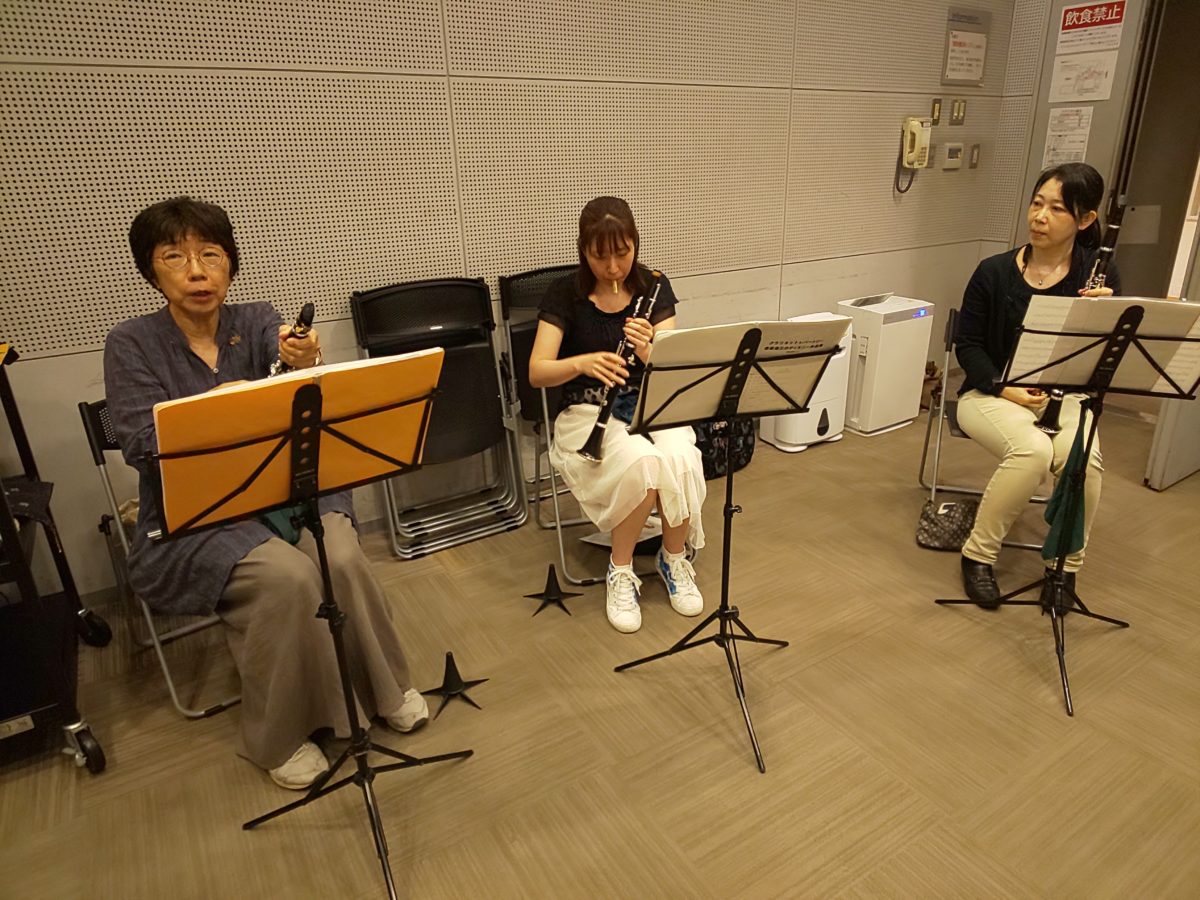休憩時間にちょっとおしゃべりするバンドアンサンブルメンバー