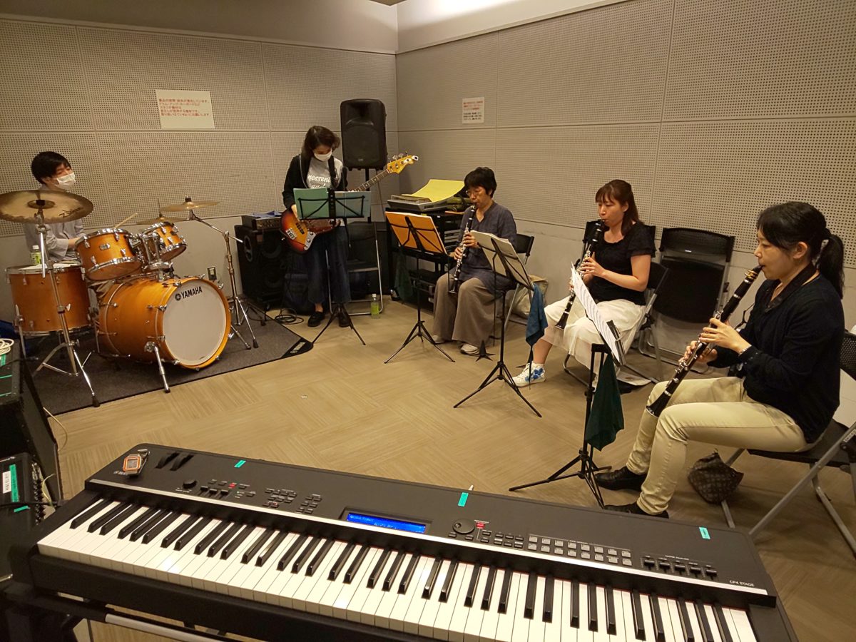 月1回の合わせを楽しむバンドアンサンブルメンバー