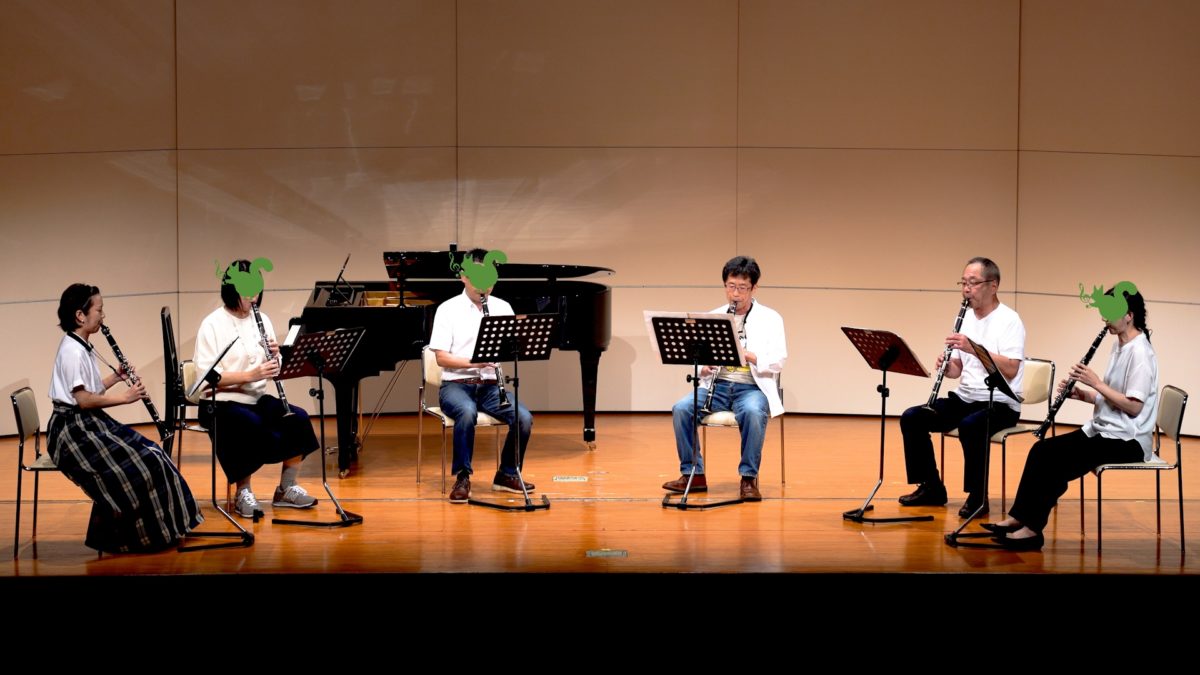 発表会で演奏する初級者アンサンブルメンバー