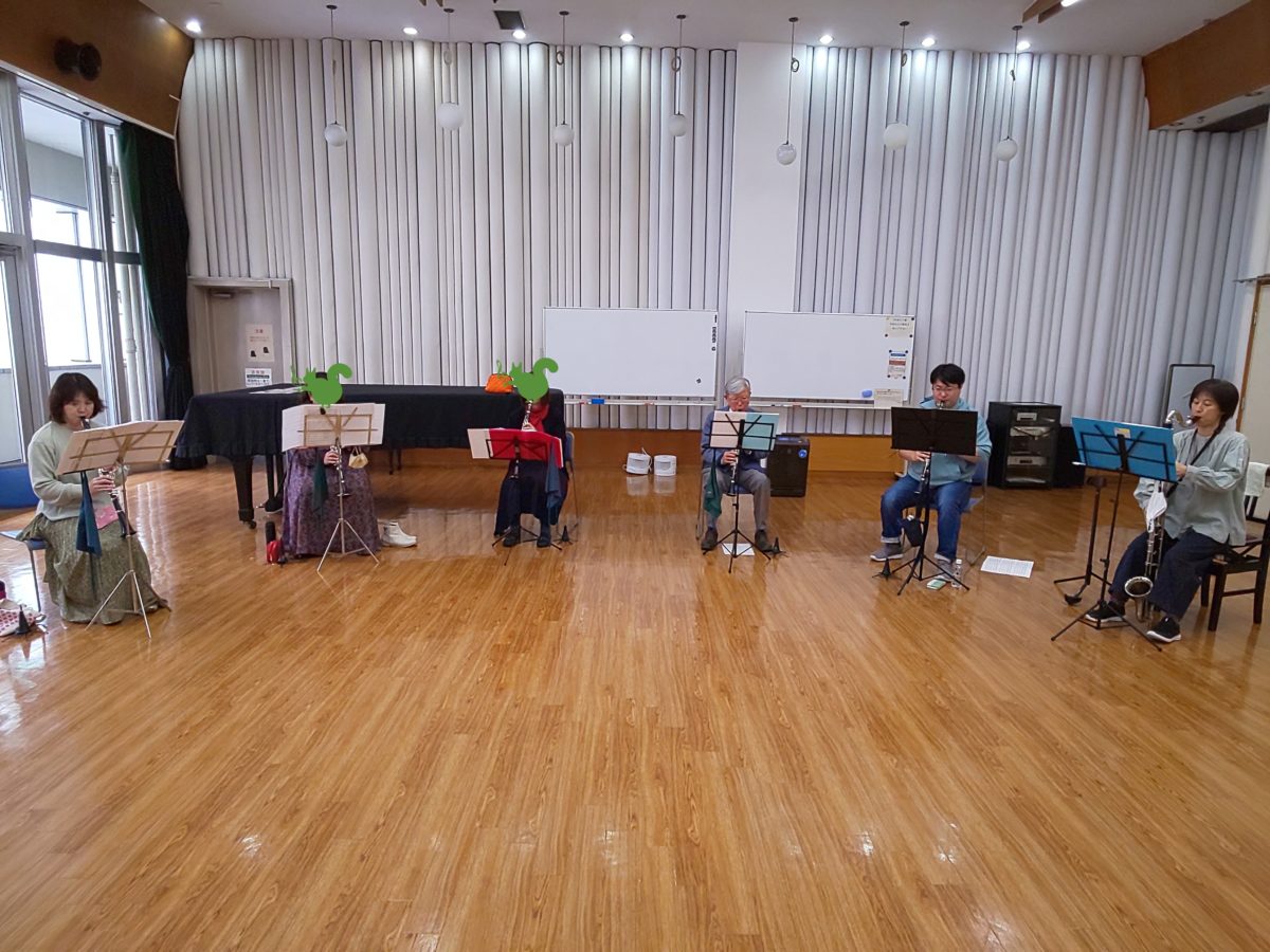 集中して長い曲に取り組む中級者アンサンブルメンバー