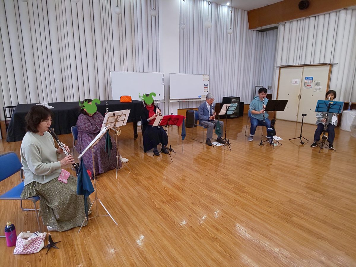 個人練習に励む中級者アンサンブルメンバー