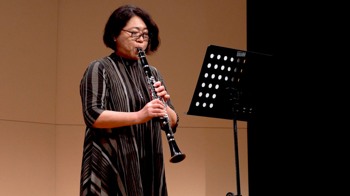 発表会でソロ演奏する生徒