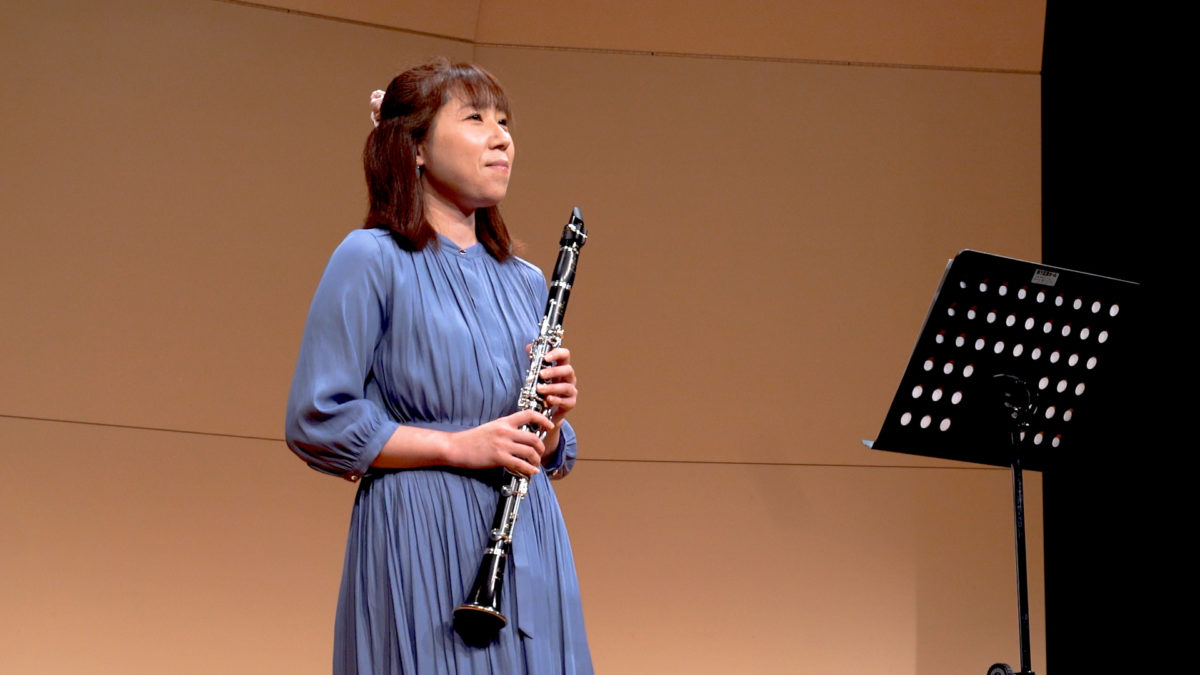 発表会でソロ演奏する生徒