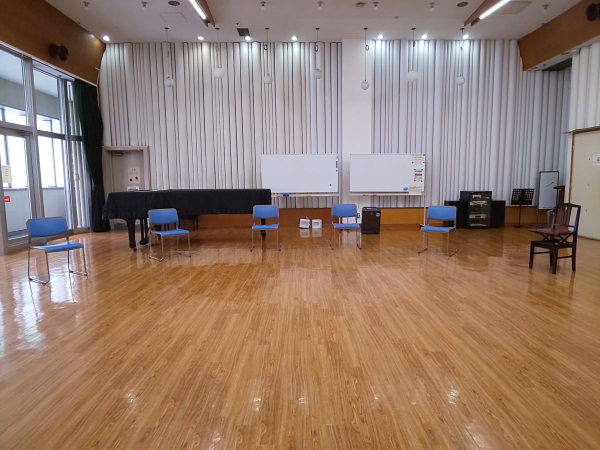 いつもより広くて天井の高い音楽室