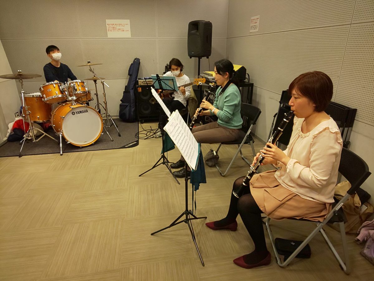 楽しく演奏するバンドアンサンブルメンバー