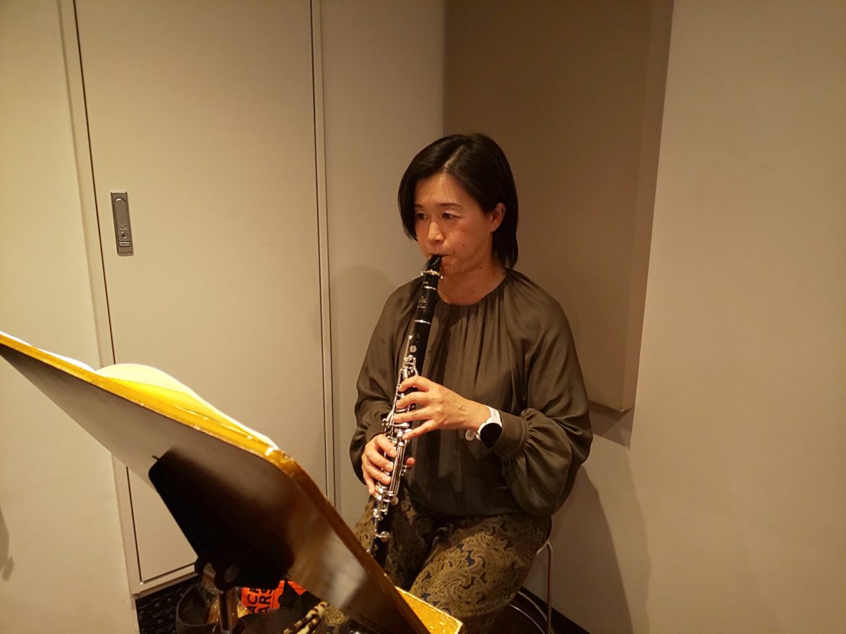 集中して演奏する生徒