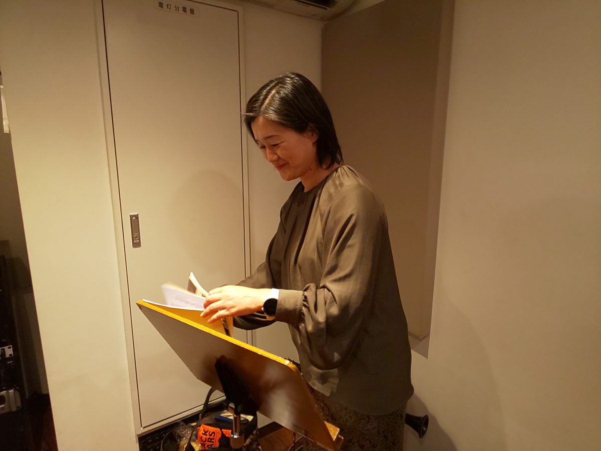 笑顔で楽譜を用意する生徒