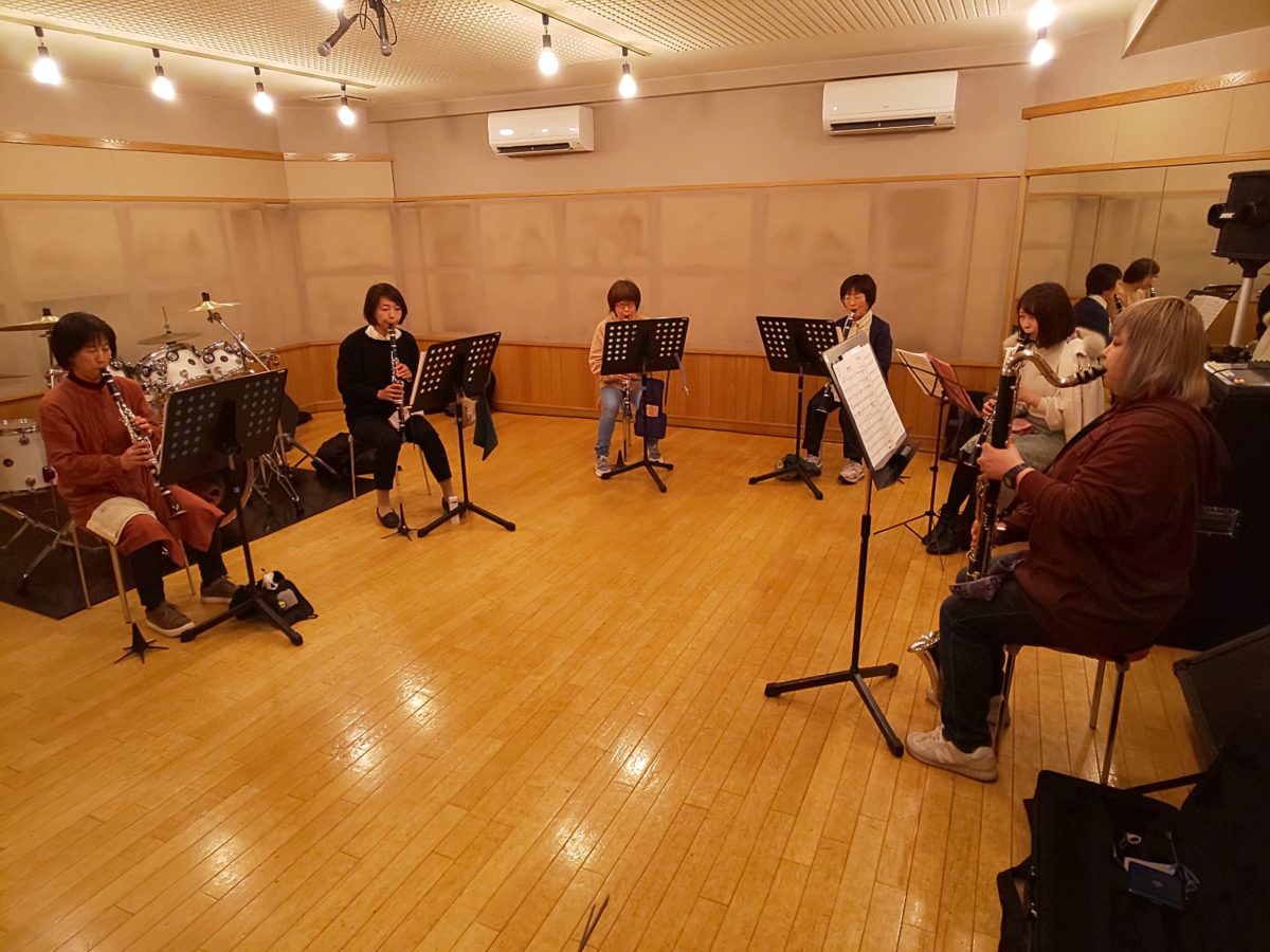 みんなでの演奏を楽しむ新中級者アンサンブルメンバー
