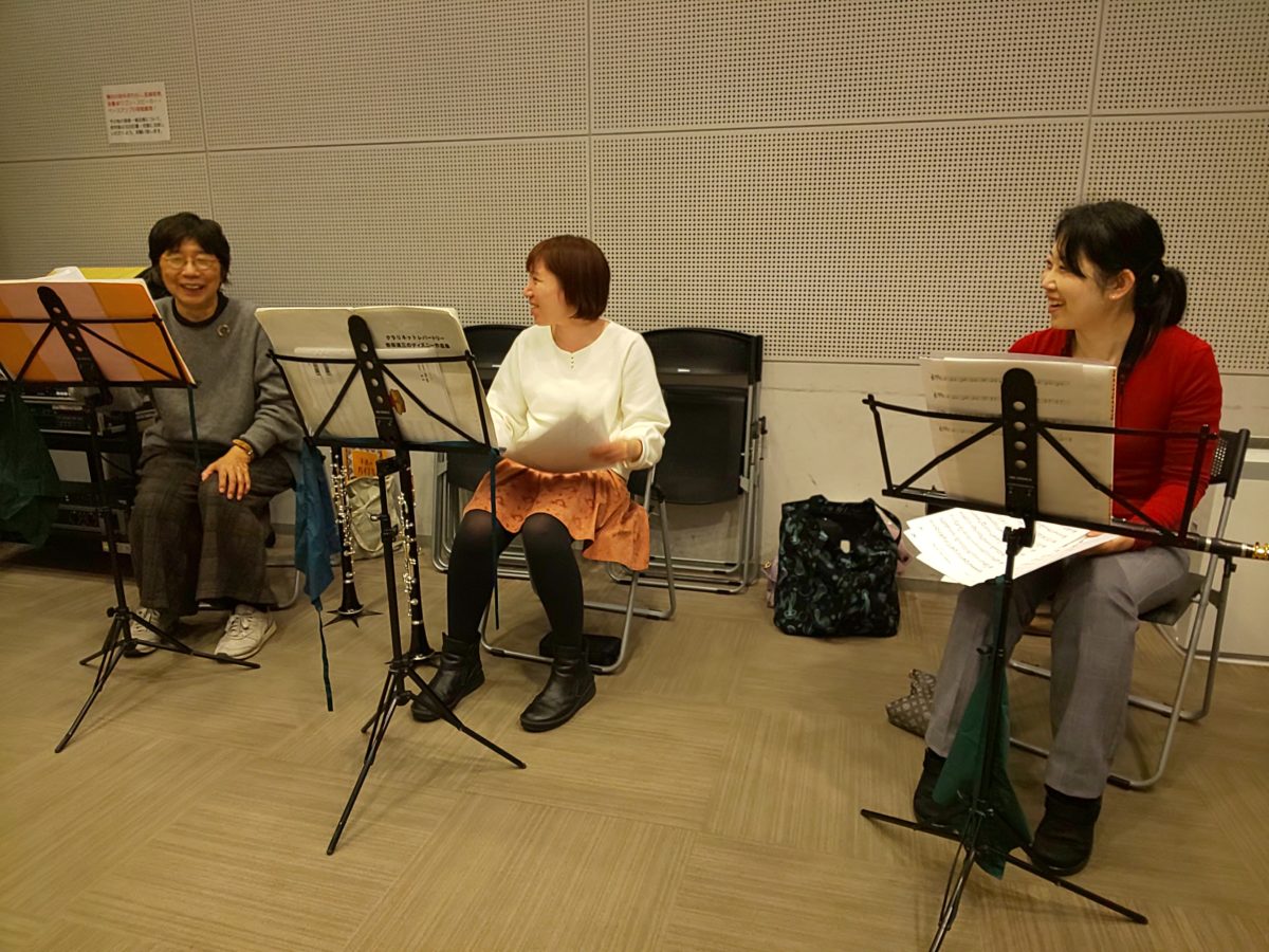 始まる前に笑顔で演奏曲順を相談するバンドアンサンブルメンバー