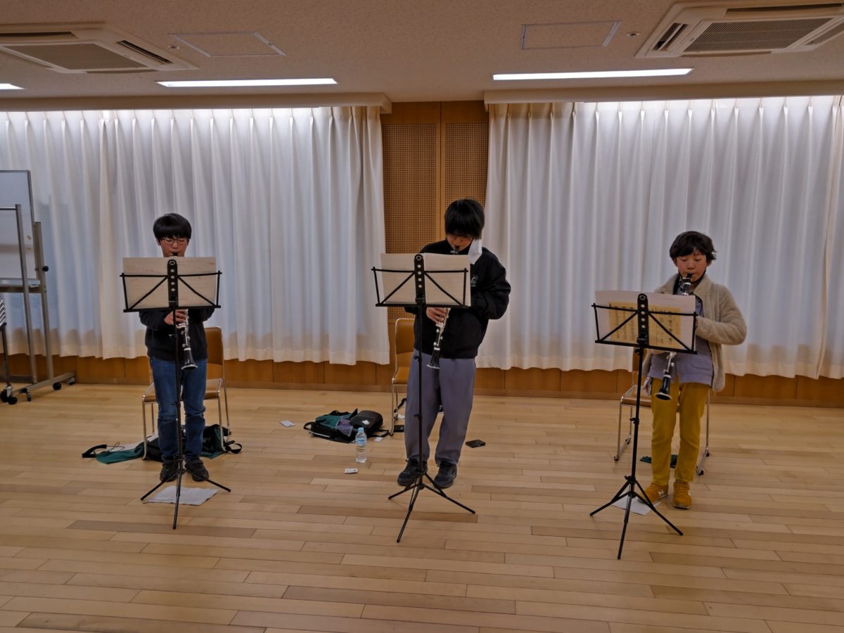 アンコンに向けて練習する生徒達