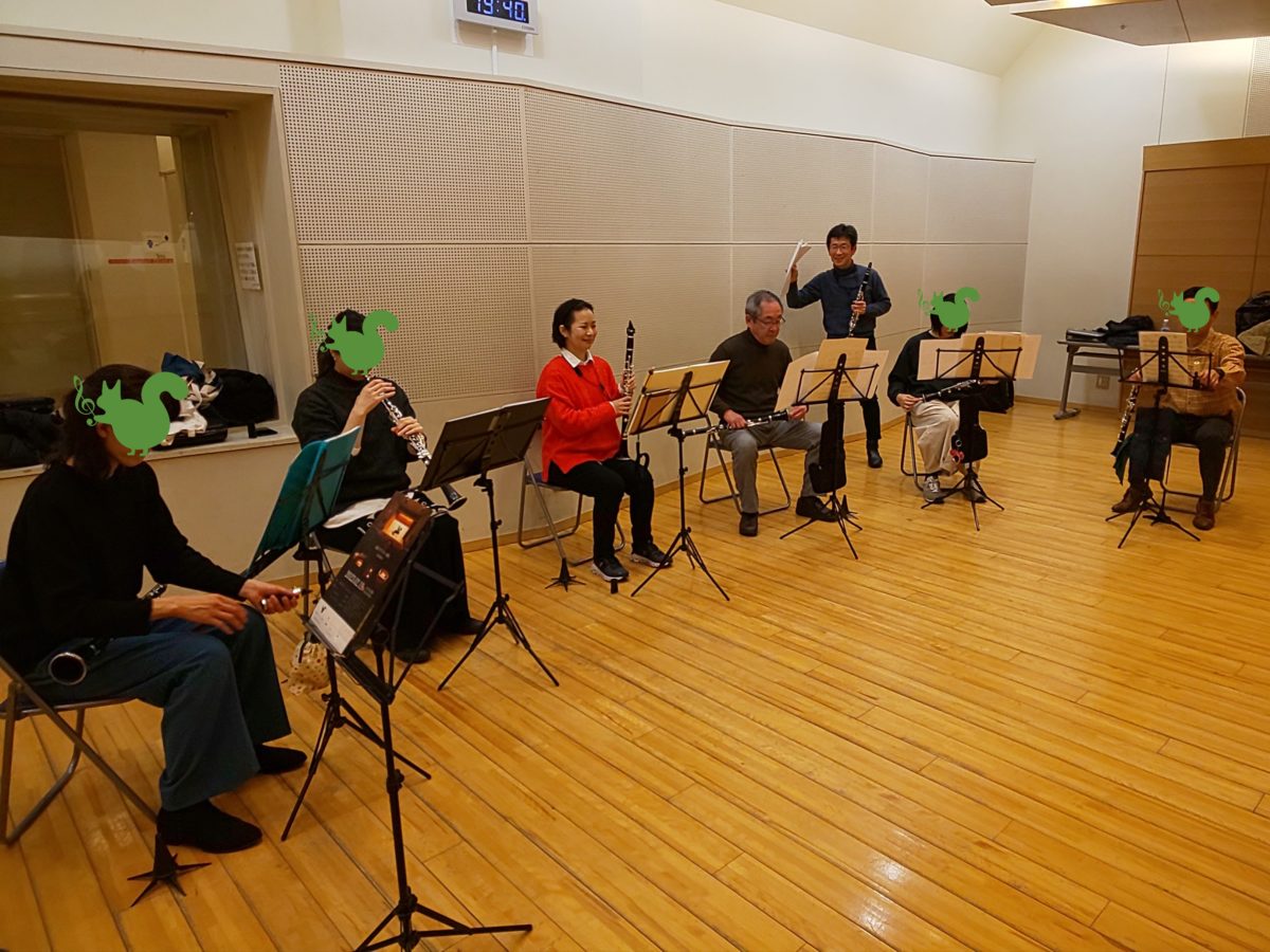 通し演奏の前に各々準備する初級者アンサンブルメンバー