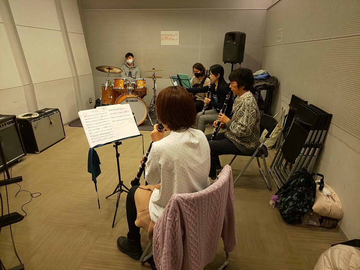 より良い演奏のために個人練習するバンドアンサンブルメンバー