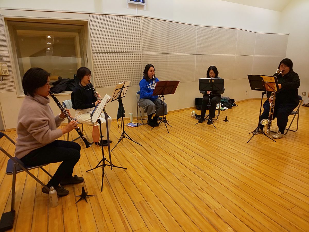 クラスの最後に通し演奏をする上級者アンサンブルメンバー