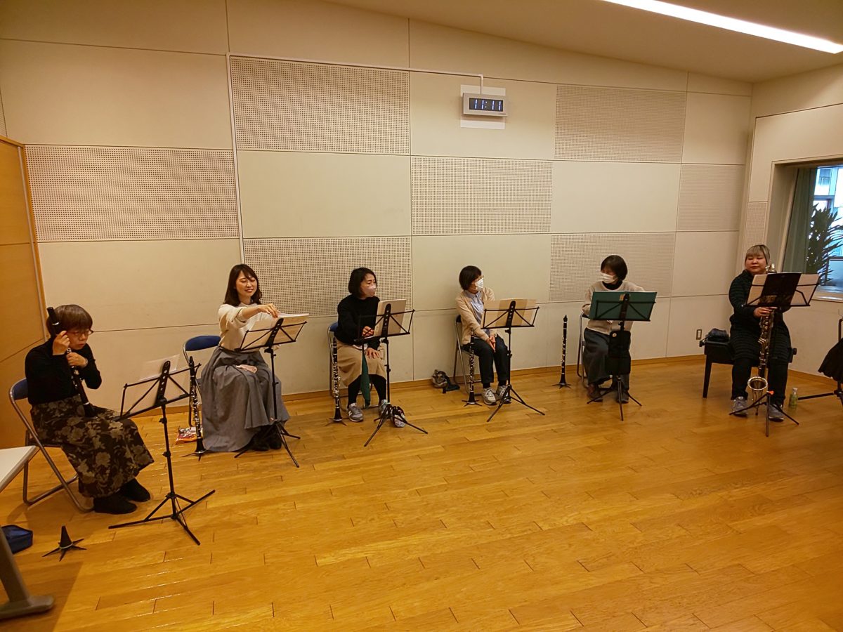 休憩中におしゃべりをする新中級者アンサンブルメンバー