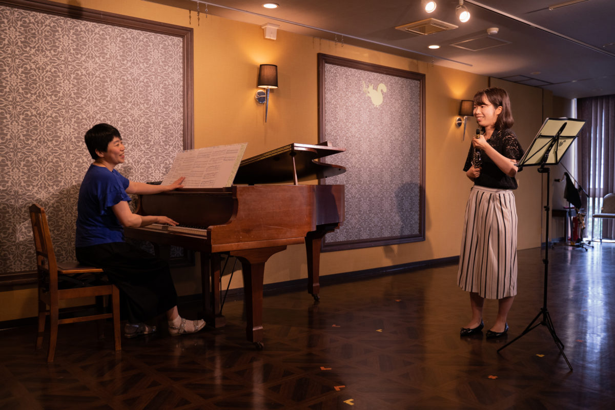 演奏前に話をするクラリネット奏者と伴奏者