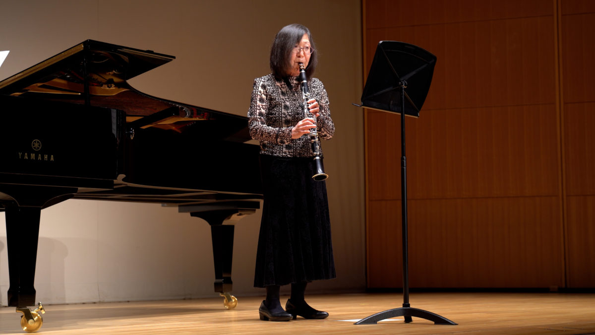 発表会でソロ演奏する生徒