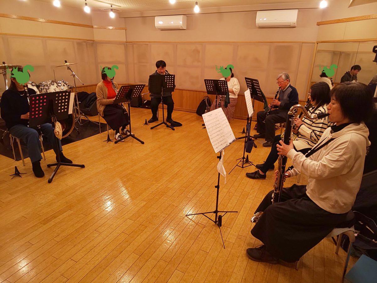 新しい曲に挑戦する中級者アンサンブル・チームくらげのメンバー
