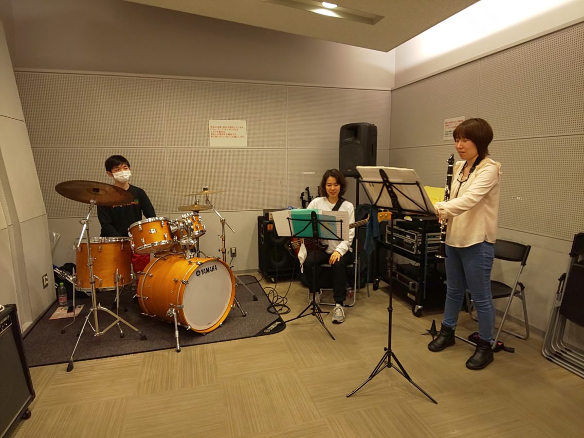 自分がメロディーを担当する曲で立って演奏する生徒とリズム隊の2人