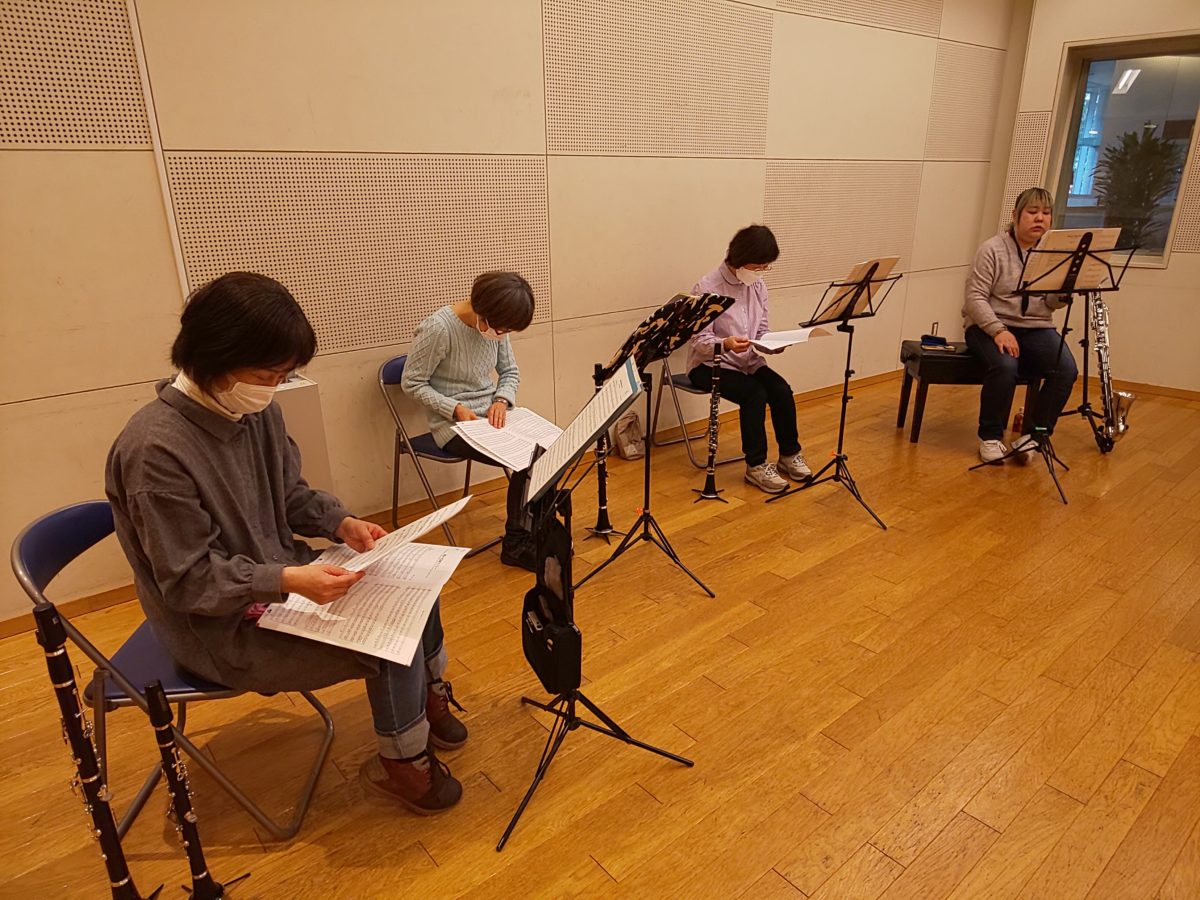 スコアを見てやりたいパートを考える中級者アンサンブル・チームぞうさんのメンバー