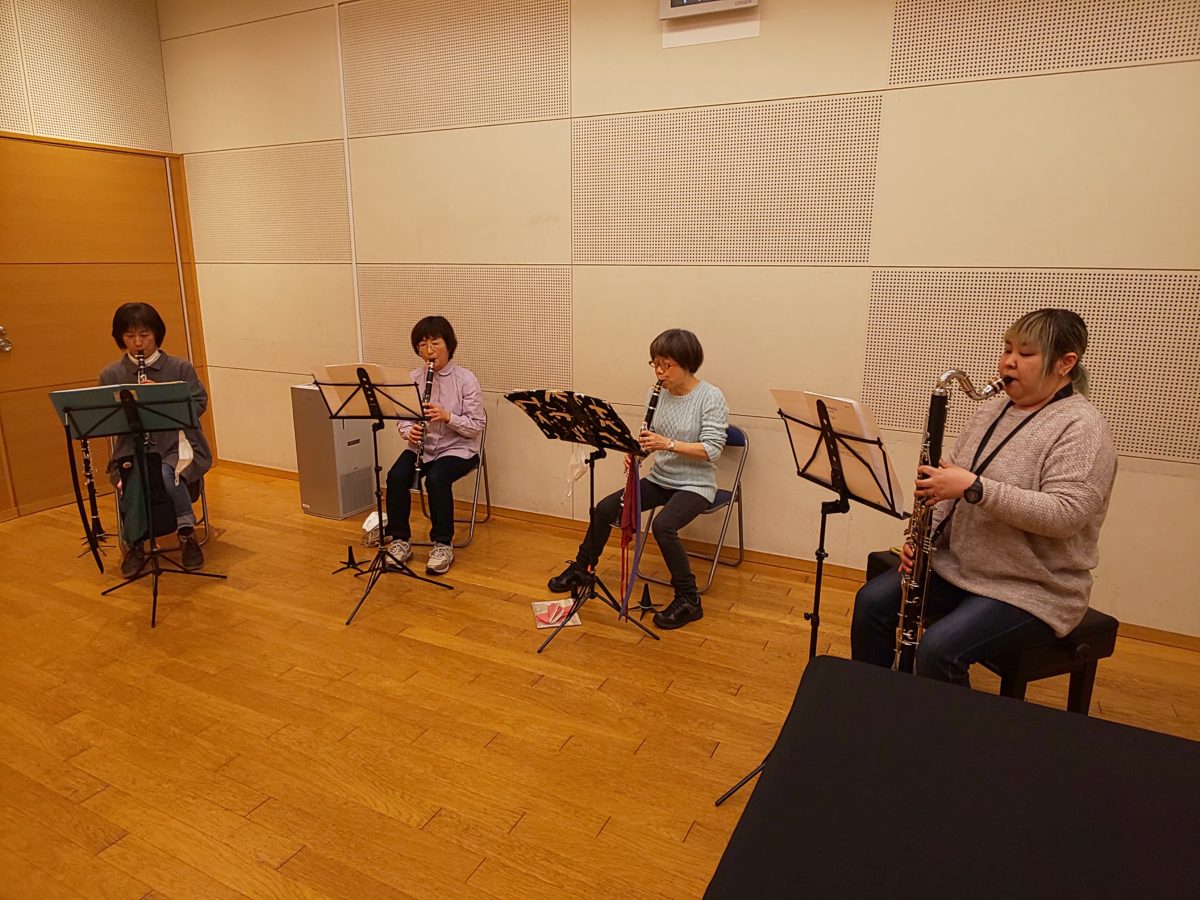 新曲の譜読みをする中級者アンサンブル・チームぞうさんのメンバー