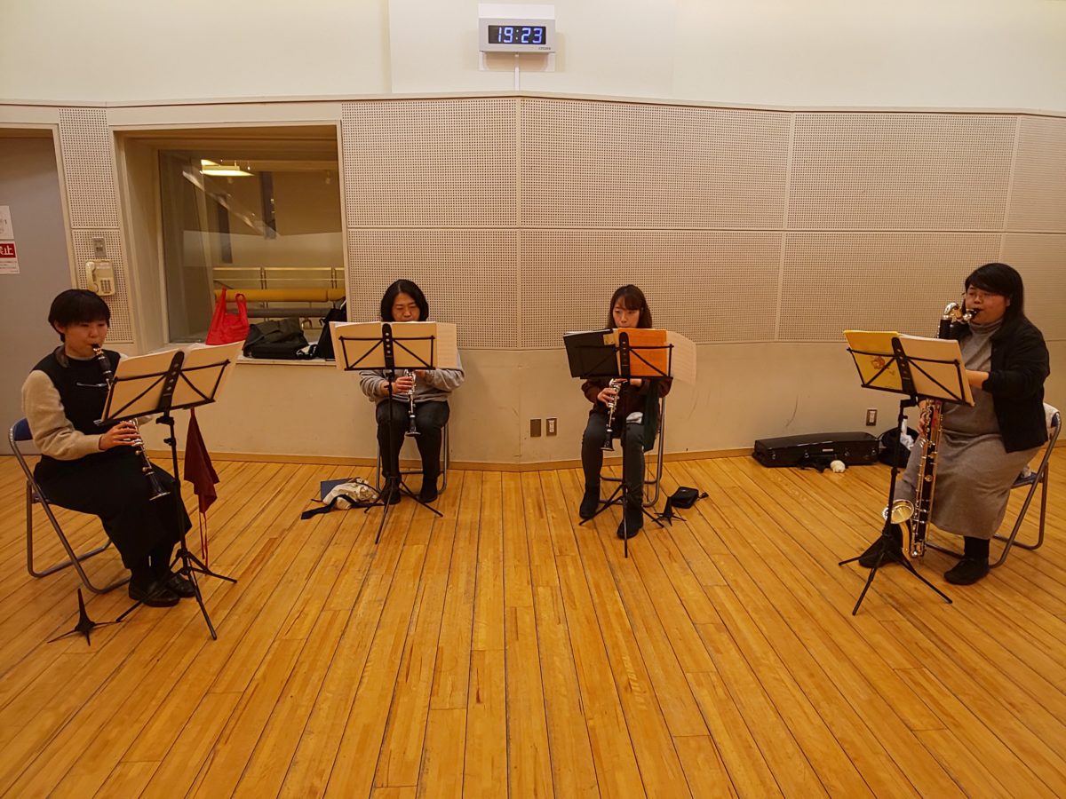 繰り返し通し練習をして曲に慣れる上級者アンサンブルメンバー