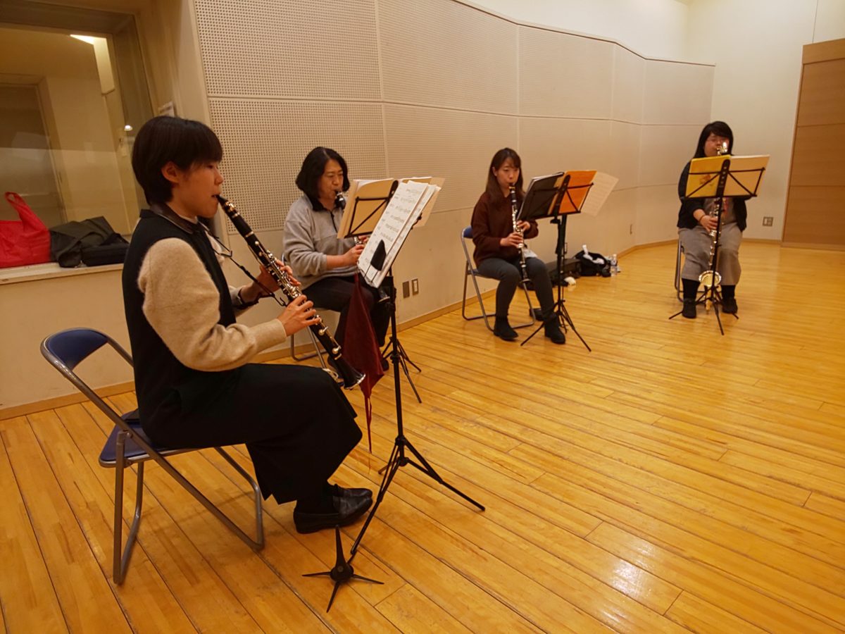 繰り返し通し練習をして曲に慣れる上級者アンサンブルメンバー