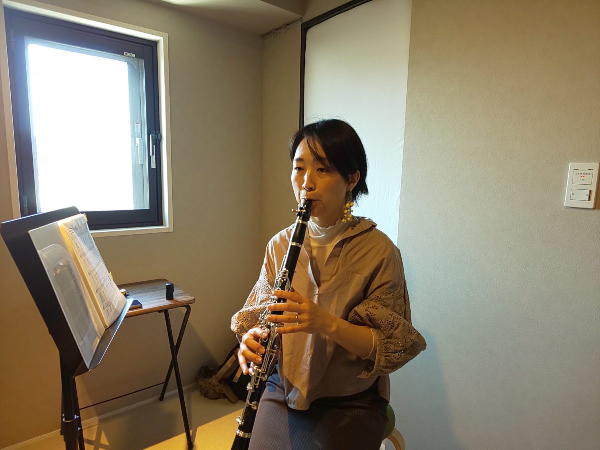 レッスンで座って演奏する生徒