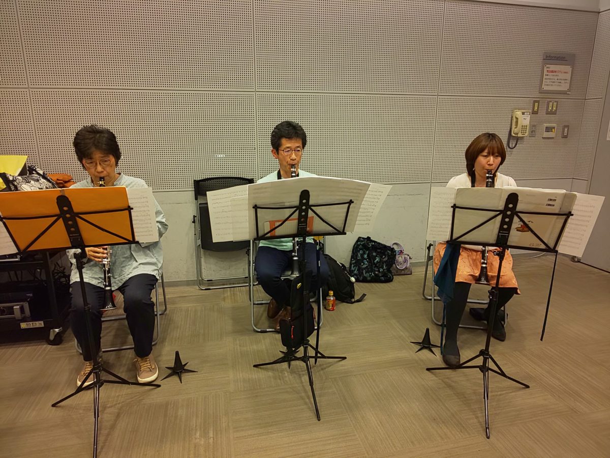 より良い演奏のために個人練習をするバンドアンサンブルメンバー
