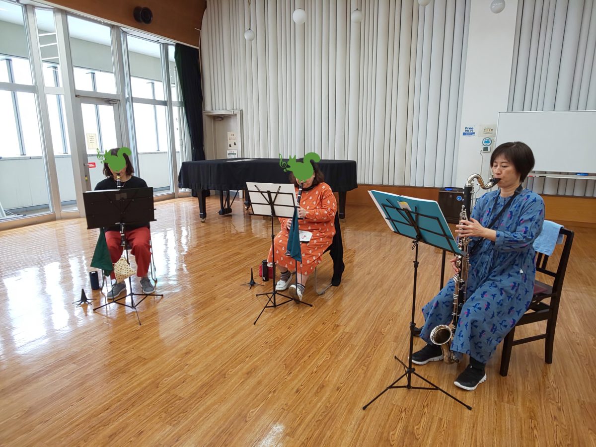 いつもよりも人数が少ないながら演奏を楽しむ中級者アンサンブル・チームくらげのメンバー