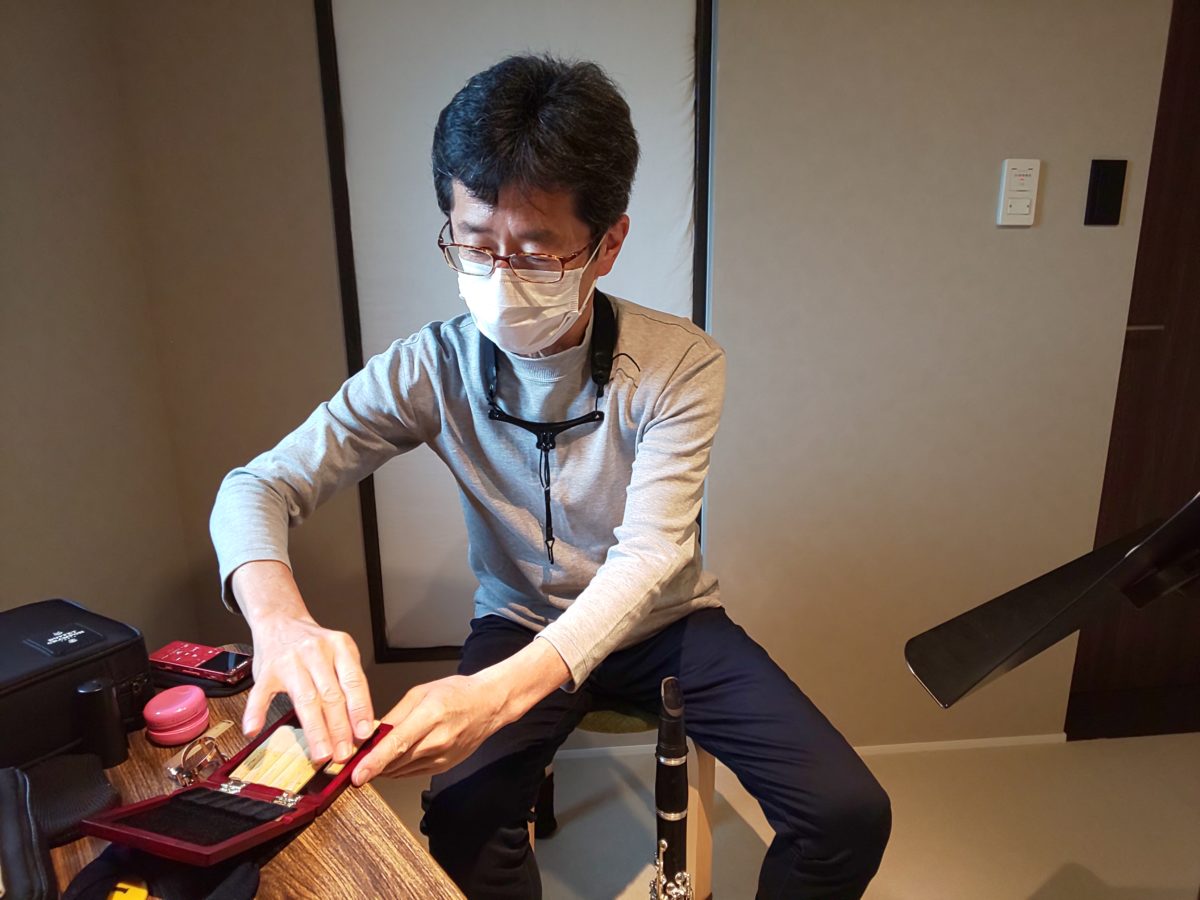 レッスン前にリードの準備をする生徒