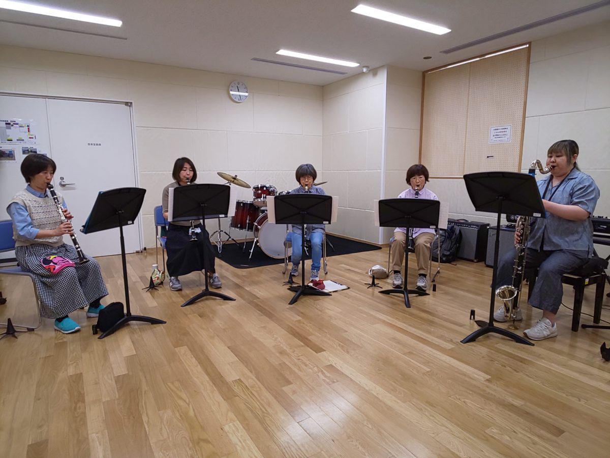 初めての場所での合わせを楽しむ中級者アンサンブル・チームぞうさんのメンバー