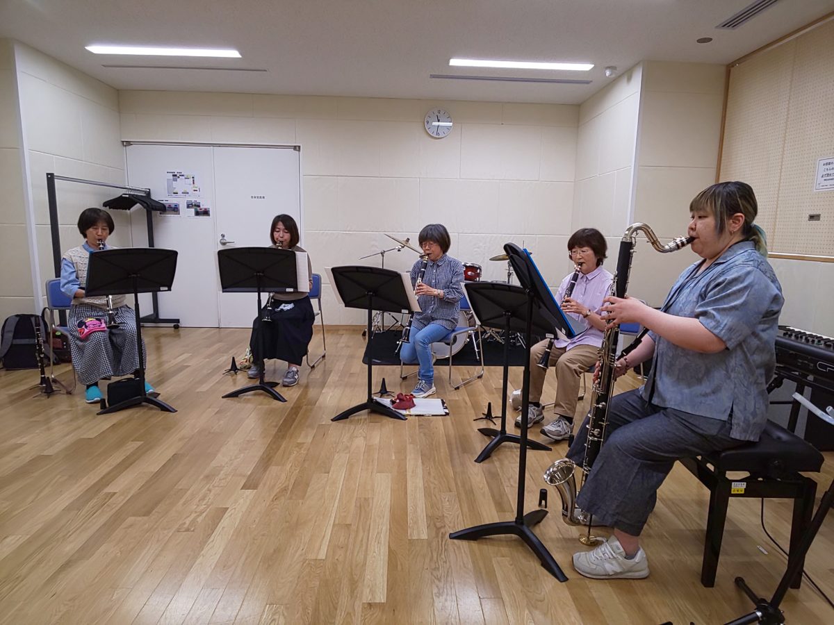 初めての場所での合わせを楽しむ中級者アンサンブル・チームぞうさんのメンバー