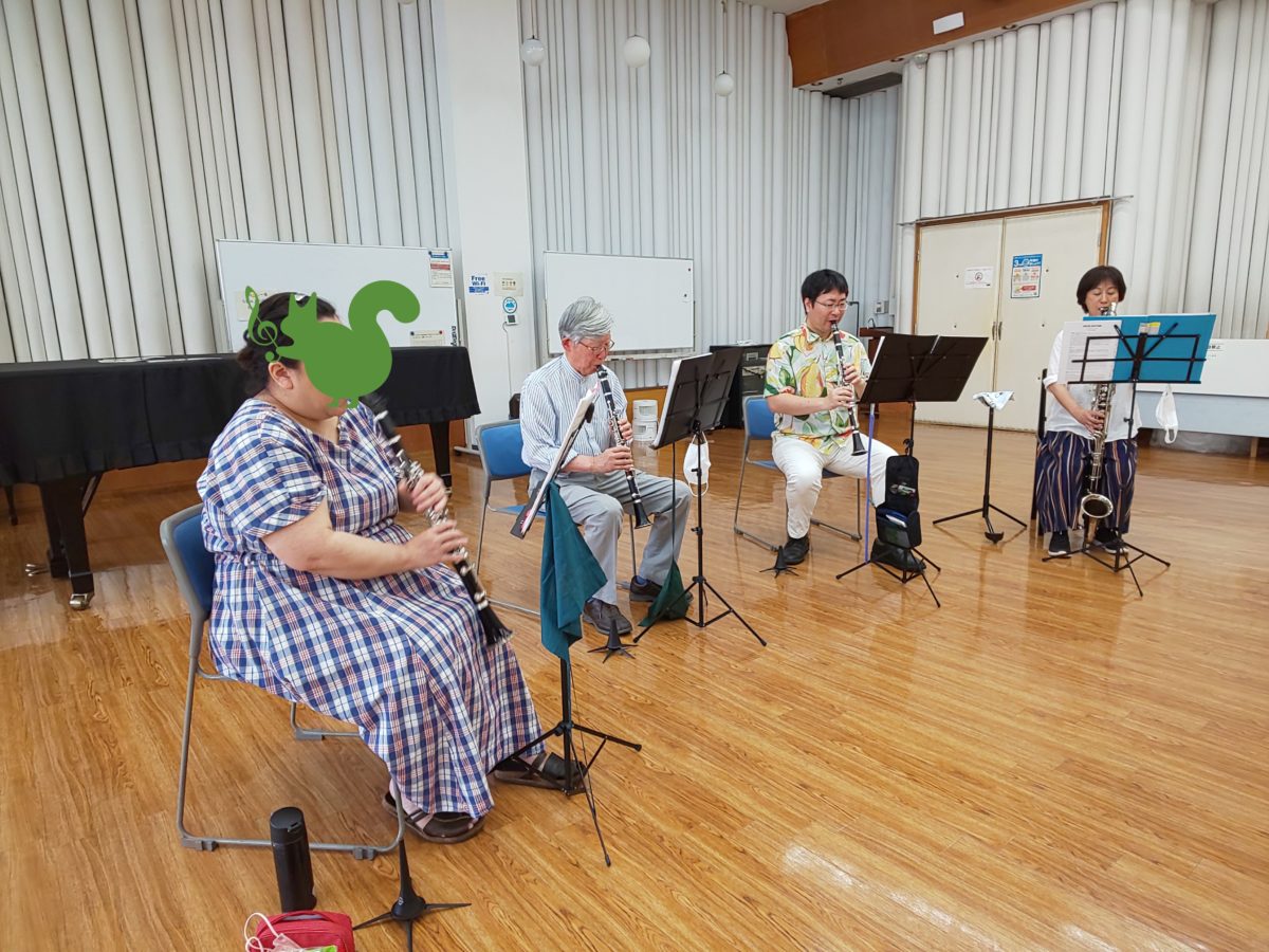 個人練習をする中級者アンサンブル・チームくらげのメンバー