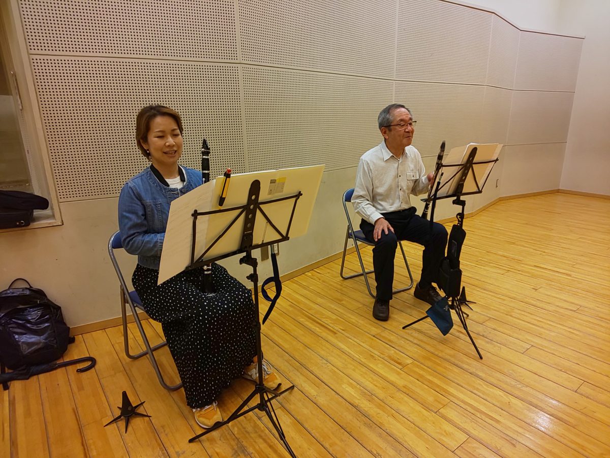 新曲のパートについて話し合う初級者アンサンブルメンバー