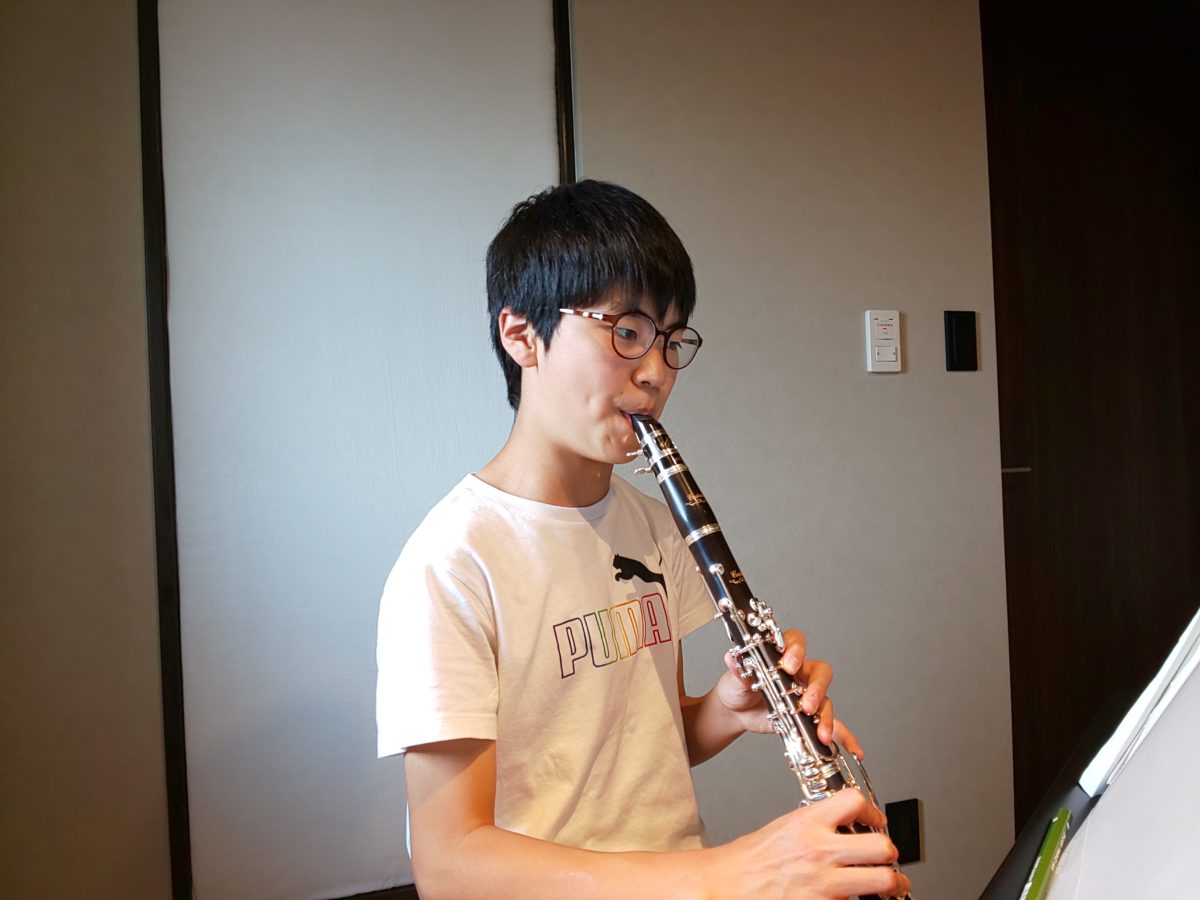 コンクール曲に取り組む小学生の生徒
