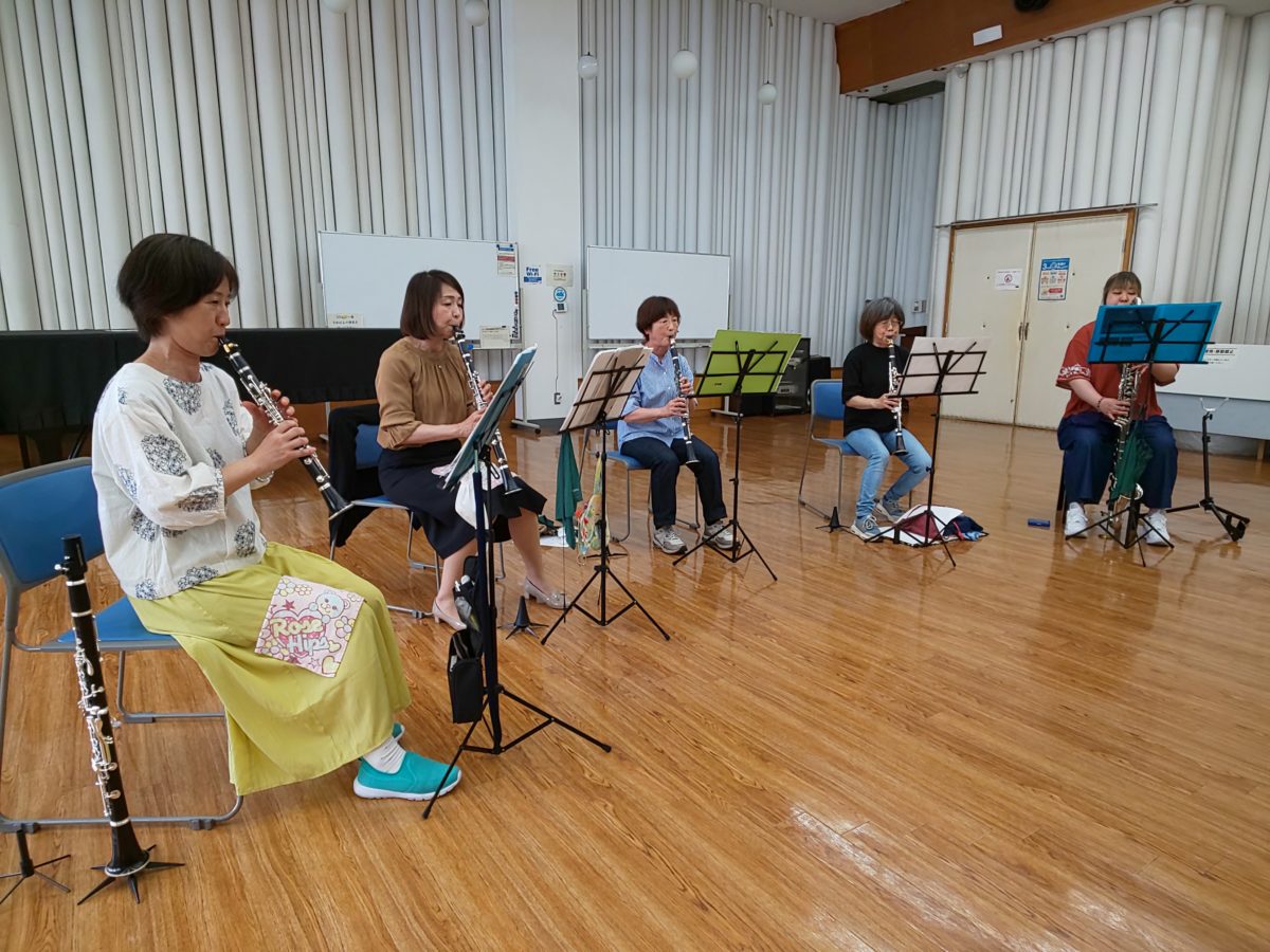 課題を考えながら練習に取り組む中級者アンサンブル・チームぞうさんのメンバー