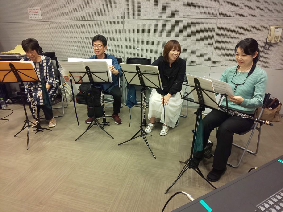 談笑しながら曲順を決めるバンドアンサンブルメンバー