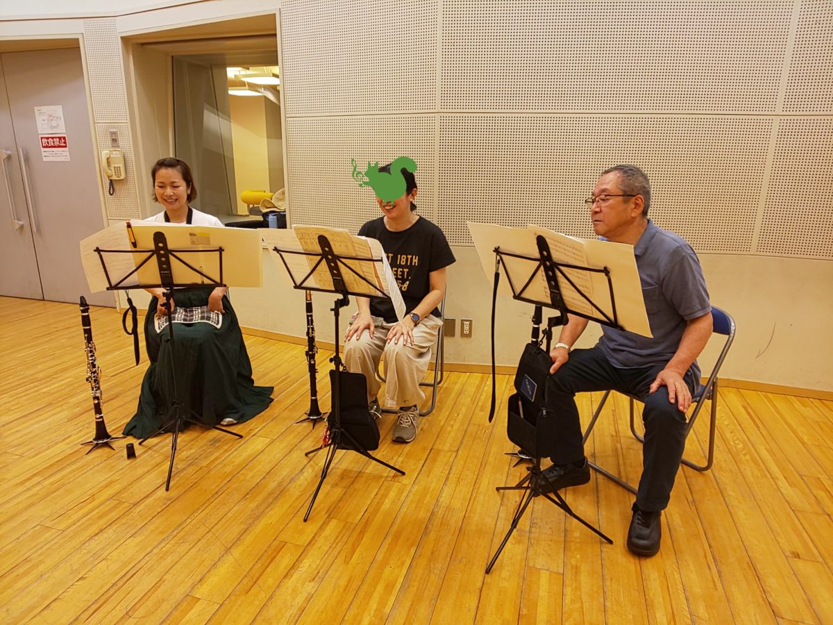 演奏の合間に談笑をする初級者アンサンブルメンバー